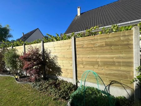 Clôture lames bois emboitable poteau béton